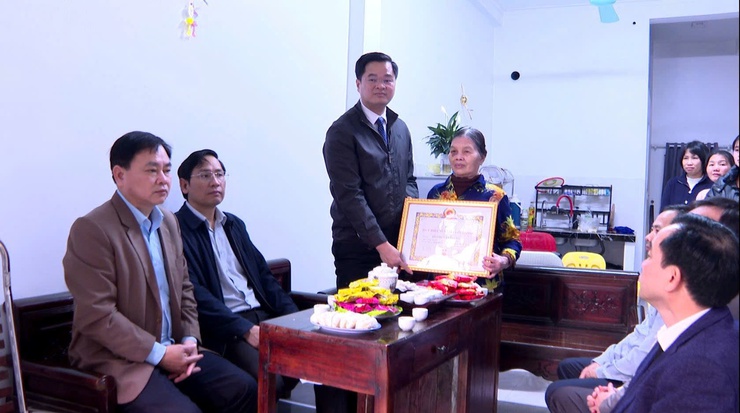 Ban Thường vụ Đảng ủy xã Hát Môn tổ chức truy tặng Huy hiệu Đảng đợt 03/02/2026 đối với 02 đảng viên đã từ trần - Ảnh 3.