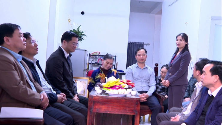 Ban Thường vụ Đảng ủy xã Hát Môn tổ chức truy tặng Huy hiệu Đảng đợt 03/02/2026 đối với 02 đảng viên đã từ trần - Ảnh 4.