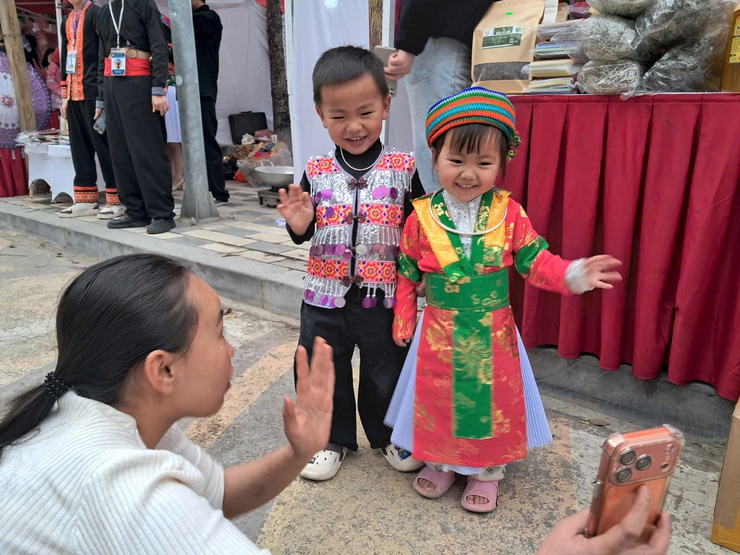 "Tết Mông xuống phố 2026": Rực rỡ sắc màu vùng cao tại Không gian Văn hoá sáng tạo Tây Hồ- Ảnh 7.