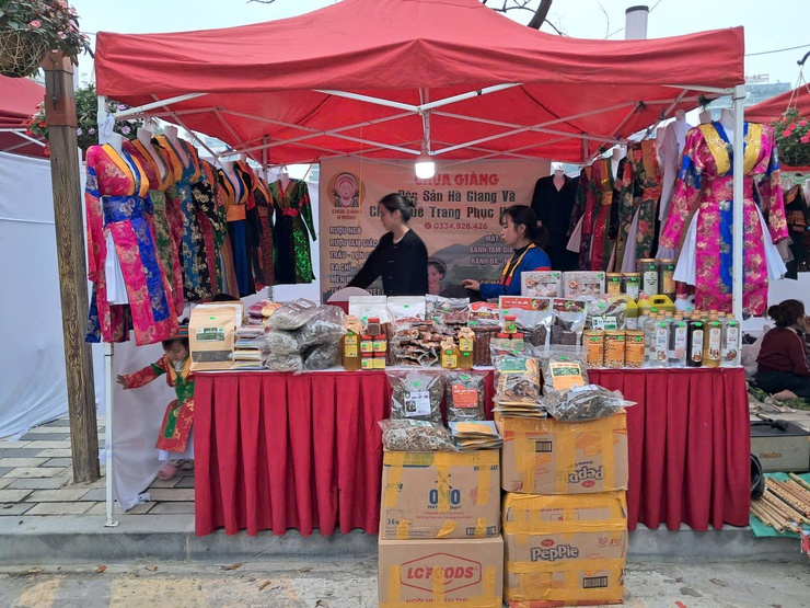 "Tết Mông xuống phố 2026": Rực rỡ sắc màu vùng cao tại Không gian Văn hoá sáng tạo Tây Hồ- Ảnh 3.