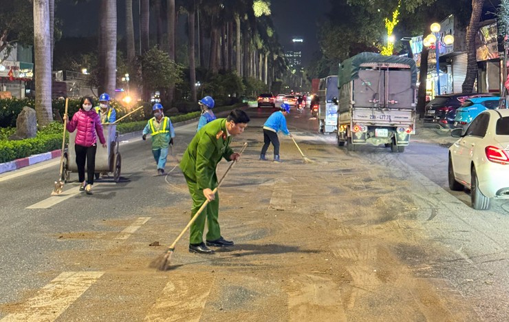 Bát Tràng xử lý kịp thời vệt dầu loang trên đường Giáp Hải, bảo đảm an toàn giao thông- Ảnh 1.