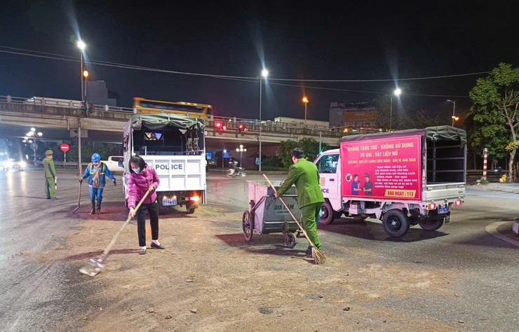 Bát Tràng xử lý kịp thời vệt dầu loang trên đường Giáp Hải, bảo đảm an toàn giao thông- Ảnh 2.