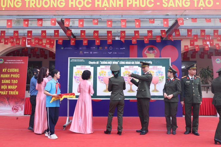 Học sinh xã Thường Tín hưởng ứng chiến dịch “Không một mình”- Ảnh 6.