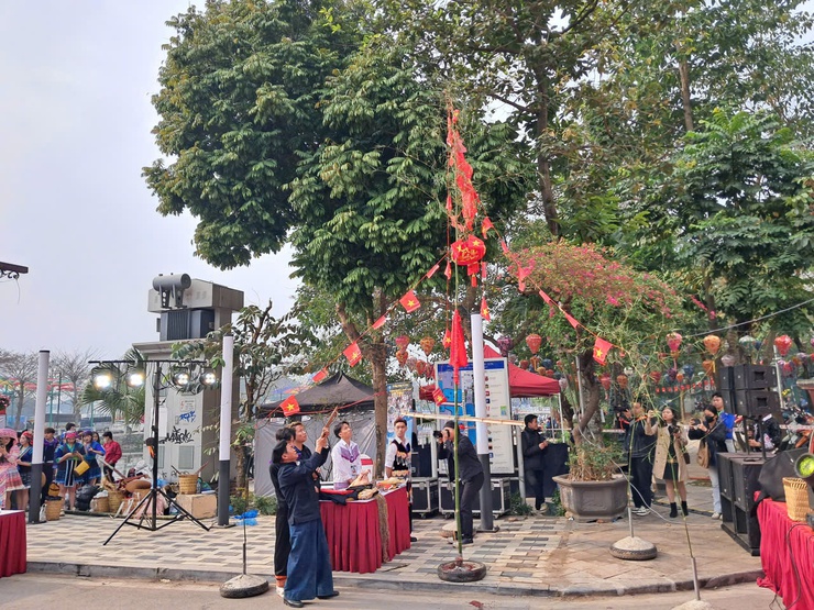 "Tết Mông xuống phố 2026": Rực rỡ sắc màu vùng cao tại Không gian Văn hoá sáng tạo Tây Hồ- Ảnh 5.