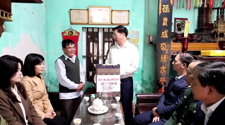 Đồng chí Bí thư Đảng ủy xã Quảng Bị Nguyễn Trường Năng thăm và tặng quà người có công, các cụ tuổi tròn 100 tuổi nhân dịp Tết Bính Ngọ 2026- Ảnh 1.