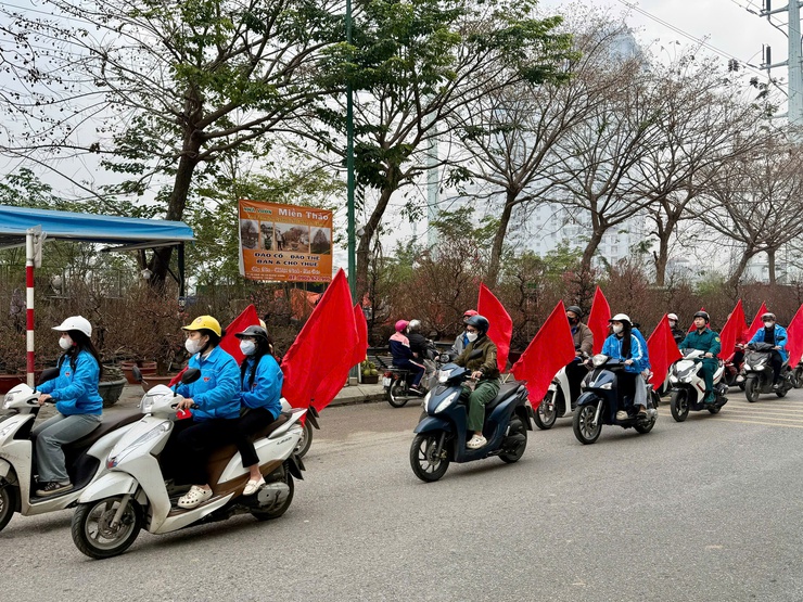 Phường Phú Thượng ra quân vệ sinh môi trường gắn với đoàn xe tuyên truyền, lập lại trật tự đô thị trên tuyến đường 40m Nam Thăng Long- Ảnh 5.