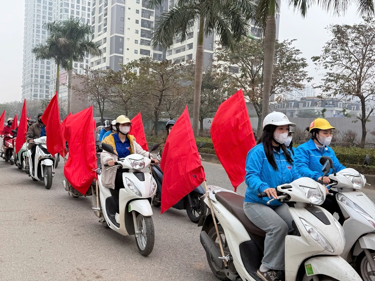 Phường Phú Thượng ra quân vệ sinh môi trường gắn với đoàn xe tuyên truyền, lập lại trật tự đô thị trên tuyến đường 40m Nam Thăng Long- Ảnh 2.