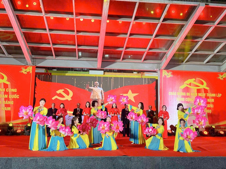 Phường Phú Thượng tổ chức chương trình nghệ thuật “Ánh Sáng – Niềm Tin – Khát Vọng” chào mừng thành công Đại hội XIV của Đảng- Ảnh 7.