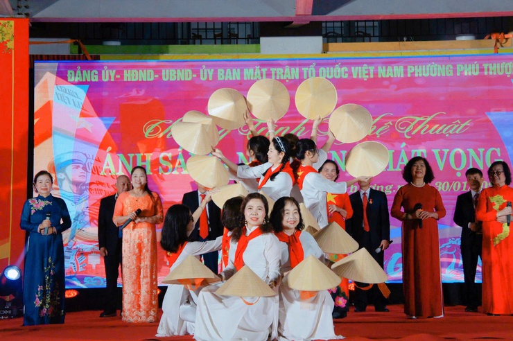 Phường Phú Thượng tổ chức chương trình nghệ thuật “Ánh Sáng – Niềm Tin – Khát Vọng” chào mừng thành công Đại hội XIV của Đảng- Ảnh 5.