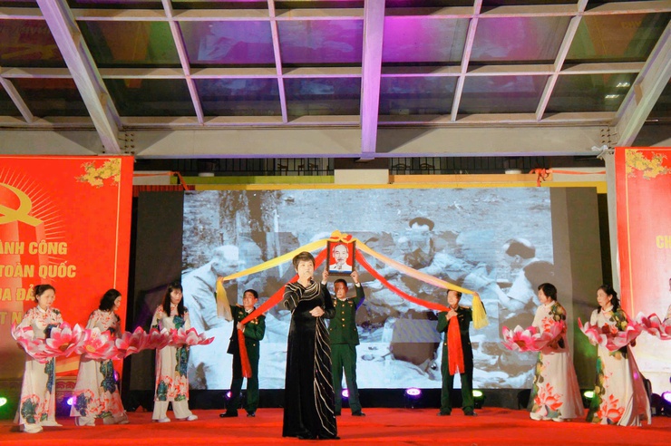 Phường Phú Thượng tổ chức chương trình nghệ thuật “Ánh Sáng – Niềm Tin – Khát Vọng” chào mừng thành công Đại hội XIV của Đảng- Ảnh 6.