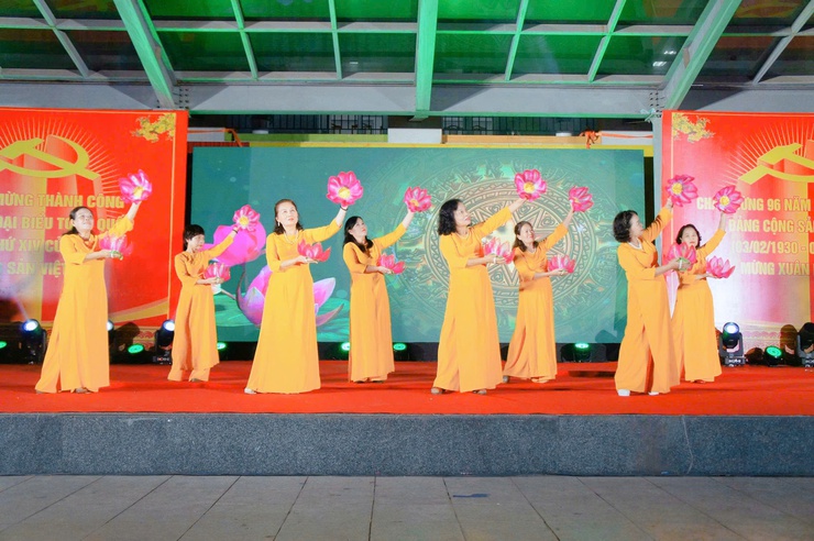 Phường Phú Thượng tổ chức chương trình nghệ thuật “Ánh Sáng – Niềm Tin – Khát Vọng” chào mừng thành công Đại hội XIV của Đảng- Ảnh 4.