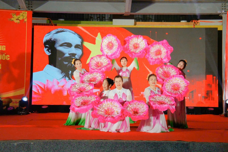 Phường Phú Thượng tổ chức chương trình nghệ thuật “Ánh Sáng – Niềm Tin – Khát Vọng” chào mừng thành công Đại hội XIV của Đảng- Ảnh 3.