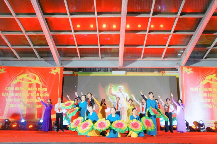 Phường Phú Thượng tổ chức chương trình nghệ thuật “Ánh Sáng – Niềm Tin – Khát Vọng” chào mừng thành công Đại hội XIV của Đảng- Ảnh 8.