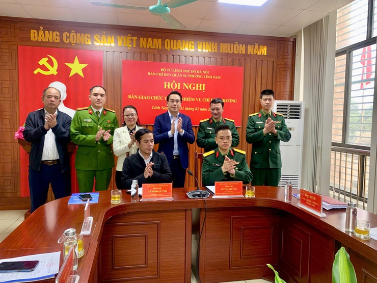 Phường Lĩnh Nam tổ chức Hội nghị bàn giao nhiệm vụ Chỉ huy trưởng Ban chỉ huy Quân sự- Ảnh 7.