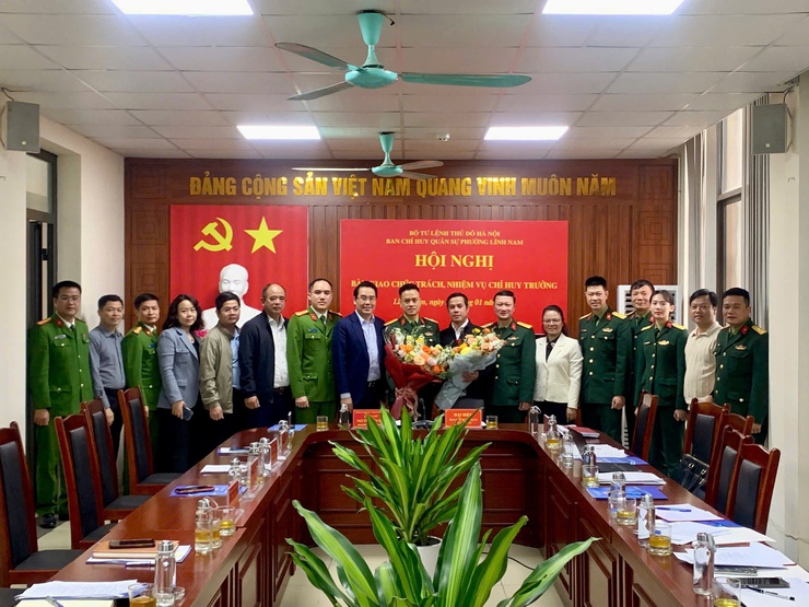 Phường Lĩnh Nam tổ chức Hội nghị bàn giao nhiệm vụ Chỉ huy trưởng Ban chỉ huy Quân sự- Ảnh 2.