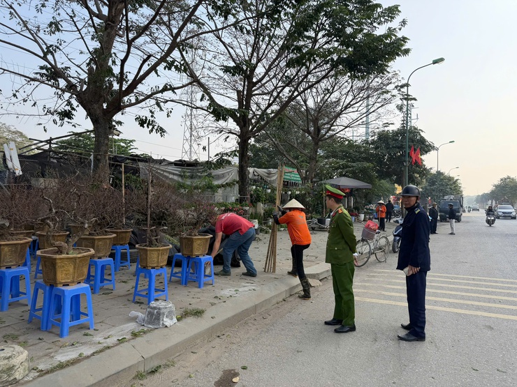 Phường Phú Thượng ra quân vệ sinh môi trường gắn với đoàn xe tuyên truyền, lập lại trật tự đô thị trên tuyến đường 40m Nam Thăng Long- Ảnh 3.
