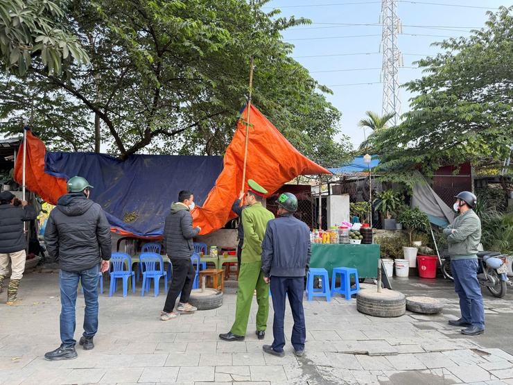 Phường Phú Thượng ra quân vệ sinh môi trường gắn với đoàn xe tuyên truyền, lập lại trật tự đô thị trên tuyến đường 40m Nam Thăng Long- Ảnh 1.
