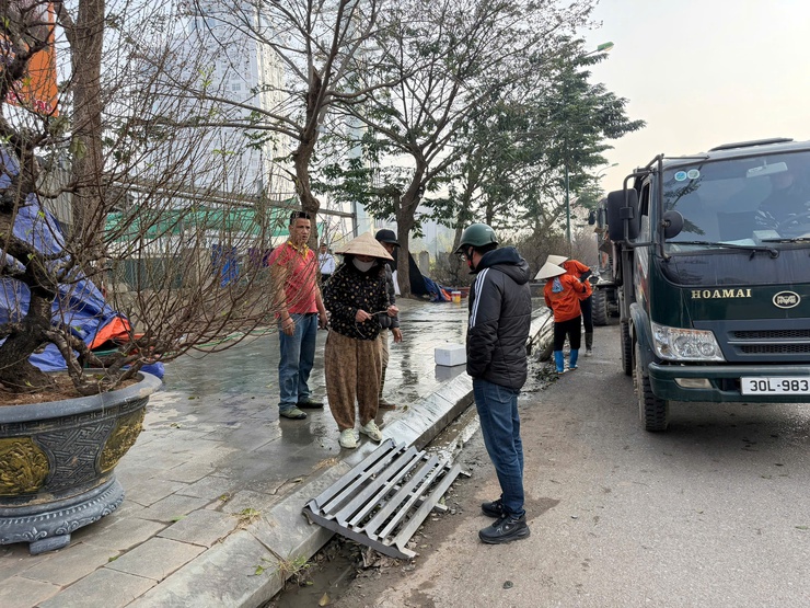 Phường Phú Thượng ra quân vệ sinh môi trường gắn với đoàn xe tuyên truyền, lập lại trật tự đô thị trên tuyến đường 40m Nam Thăng Long- Ảnh 4.