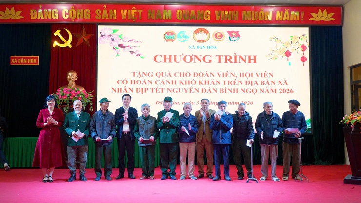 DÂN HÒA: 192 HỘ CẬN NGHÈO, HỘ HỘI VIÊN CÓ HOÀN CẢNH KHÓ KHĂN ĐƯỢC TẶNG QUÀ TRONG CHƯƠNG TRÌNH “TẾT ẤM ÁP – XUÂN SẺ CHIA” XUÂN BÍNH NGỌ 2026- Ảnh 6.