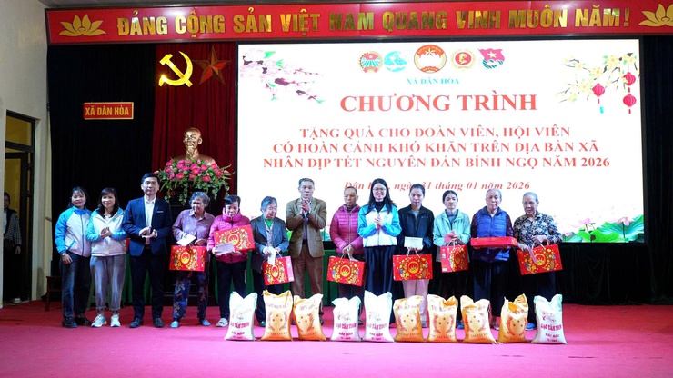 DÂN HÒA: 192 HỘ CẬN NGHÈO, HỘ HỘI VIÊN CÓ HOÀN CẢNH KHÓ KHĂN ĐƯỢC TẶNG QUÀ TRONG CHƯƠNG TRÌNH “TẾT ẤM ÁP – XUÂN SẺ CHIA” XUÂN BÍNH NGỌ 2026- Ảnh 9.