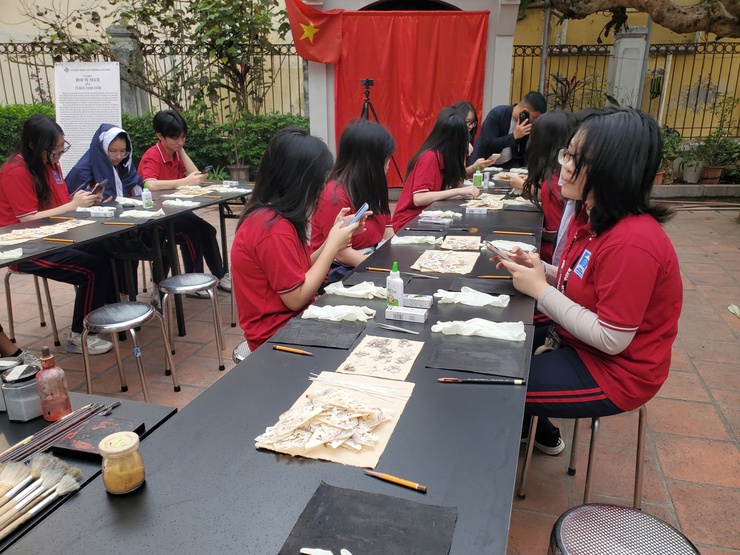 WORKSHOP TRẢI NGHIỆM SÁNG TẠO TRÊN CHẤT LIỆU GIẤY DÓ – ĐIỂM NHẤN TRONG CHUỖI HOẠT ĐỘNG “CHUYỆN ĐÌNH VŨ THẠCH VỚI TỔ NGHỀ CHẠM KHẢM”- Ảnh 2.