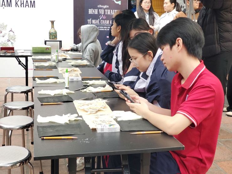 WORKSHOP TRẢI NGHIỆM SÁNG TẠO TRÊN CHẤT LIỆU GIẤY DÓ – ĐIỂM NHẤN TRONG CHUỖI HOẠT ĐỘNG “CHUYỆN ĐÌNH VŨ THẠCH VỚI TỔ NGHỀ CHẠM KHẢM”- Ảnh 3.