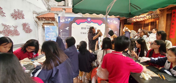 WORKSHOP TRẢI NGHIỆM SÁNG TẠO TRÊN CHẤT LIỆU GIẤY DÓ – ĐIỂM NHẤN TRONG CHUỖI HOẠT ĐỘNG “CHUYỆN ĐÌNH VŨ THẠCH VỚI TỔ NGHỀ CHẠM KHẢM”- Ảnh 9.