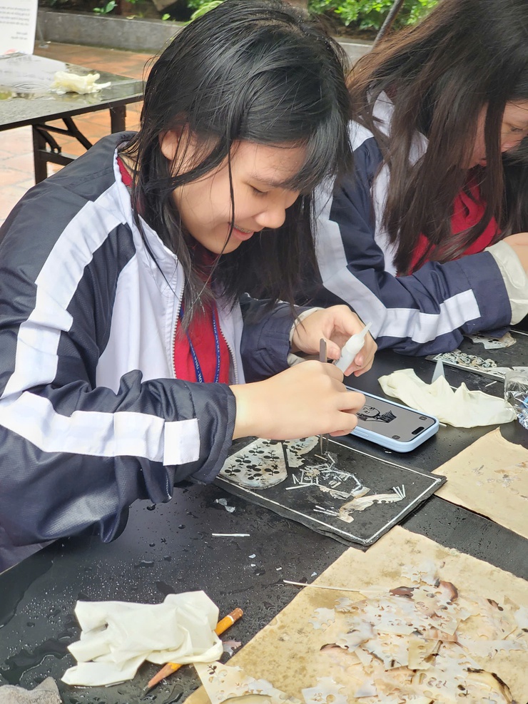 WORKSHOP TRẢI NGHIỆM SÁNG TẠO TRÊN CHẤT LIỆU GIẤY DÓ – ĐIỂM NHẤN TRONG CHUỖI HOẠT ĐỘNG “CHUYỆN ĐÌNH VŨ THẠCH VỚI TỔ NGHỀ CHẠM KHẢM”- Ảnh 13.