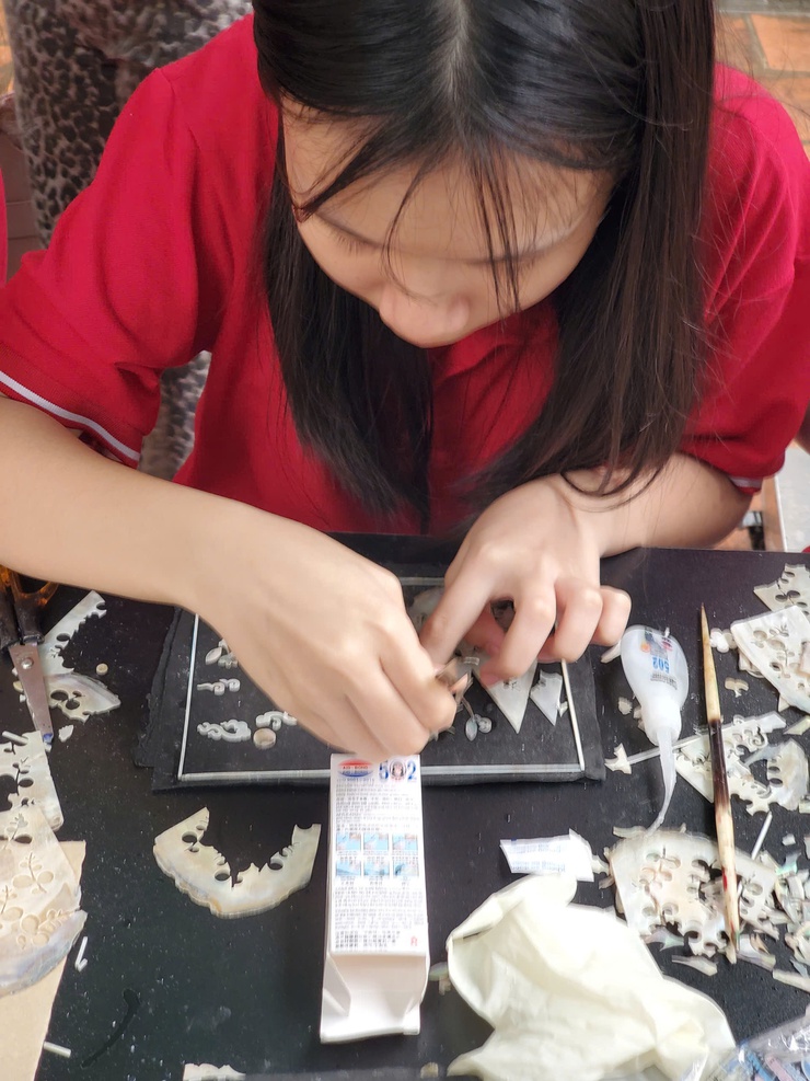 WORKSHOP TRẢI NGHIỆM SÁNG TẠO TRÊN CHẤT LIỆU GIẤY DÓ – ĐIỂM NHẤN TRONG CHUỖI HOẠT ĐỘNG “CHUYỆN ĐÌNH VŨ THẠCH VỚI TỔ NGHỀ CHẠM KHẢM”- Ảnh 16.