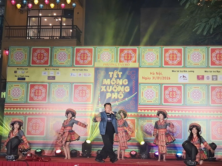"Tết Mông xuống phố 2026": Rực rỡ sắc màu vùng cao tại Không gian Văn hoá sáng tạo Tây Hồ- Ảnh 11.