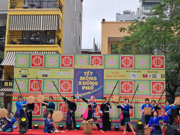 "Tết Mông xuống phố 2026": Rực rỡ sắc màu vùng cao tại Không gian Văn hoá sáng tạo Tây Hồ- Ảnh 1.