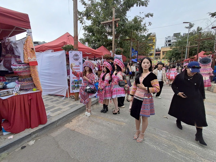 "Tết Mông xuống phố 2026": Rực rỡ sắc màu vùng cao tại Không gian Văn hoá sáng tạo Tây Hồ- Ảnh 9.