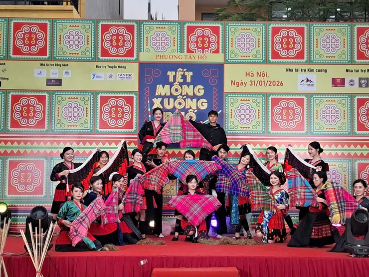 "Tết Mông xuống phố 2026": Rực rỡ sắc màu vùng cao tại Không gian Văn hoá sáng tạo Tây Hồ- Ảnh 2.
