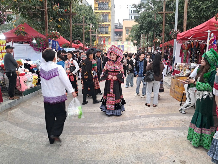 "Tết Mông xuống phố 2026": Rực rỡ sắc màu vùng cao tại Không gian Văn hoá sáng tạo Tây Hồ- Ảnh 8.