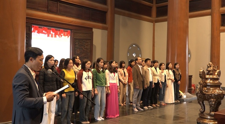 Trường THCS Hợp Thanh dâng hương tại Nhà lưu niệm Bác Hồ- Ảnh 2.