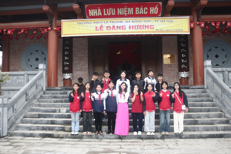 Trường THCS Hợp Thanh dâng hương tại Nhà lưu niệm Bác Hồ- Ảnh 4.