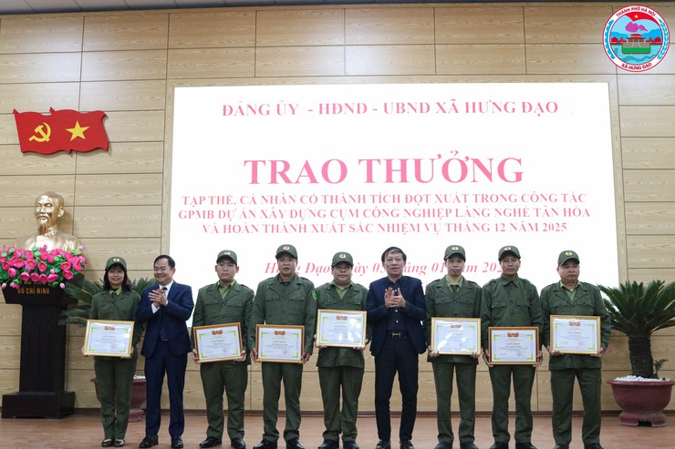 XÃ HƯNG ĐẠO TỔ CHỨC LỄ CHÀO CỜ THÁNG 01/2026, CÔNG BỐ QUYẾT ĐỊNH VÀ TRAO KHEN THƯỞNG- Ảnh 10.