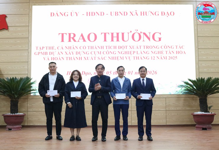 XÃ HƯNG ĐẠO TỔ CHỨC LỄ CHÀO CỜ THÁNG 01/2026, CÔNG BỐ QUYẾT ĐỊNH VÀ TRAO KHEN THƯỞNG- Ảnh 11.