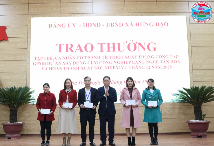 XÃ HƯNG ĐẠO TỔ CHỨC LỄ CHÀO CỜ THÁNG 01/2026, CÔNG BỐ QUYẾT ĐỊNH VÀ TRAO KHEN THƯỞNG- Ảnh 13.