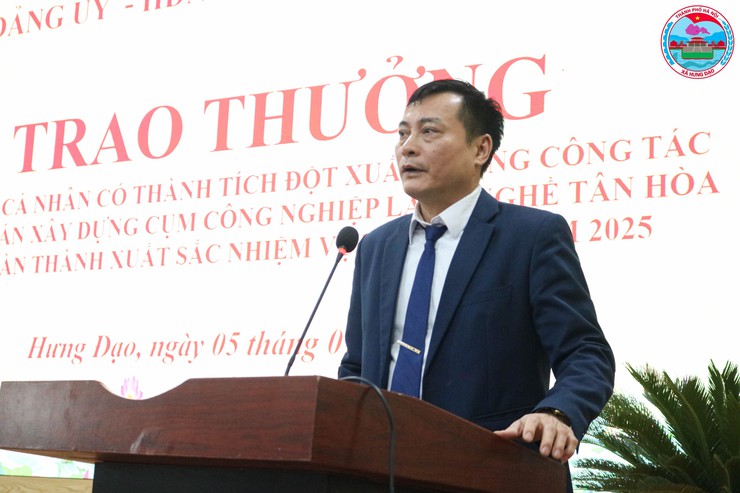 XÃ HƯNG ĐẠO TỔ CHỨC LỄ CHÀO CỜ THÁNG 01/2026, CÔNG BỐ QUYẾT ĐỊNH VÀ TRAO KHEN THƯỞNG- Ảnh 2.