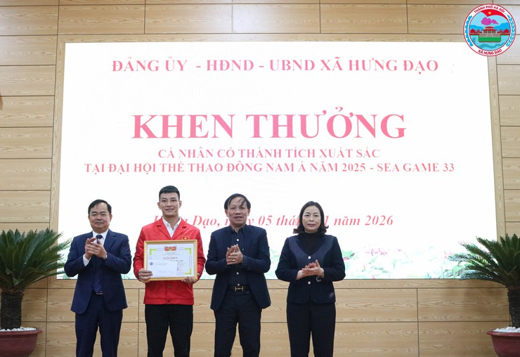 XÃ HƯNG ĐẠO TỔ CHỨC LỄ CHÀO CỜ THÁNG 01/2026, CÔNG BỐ QUYẾT ĐỊNH VÀ TRAO KHEN THƯỞNG- Ảnh 4.