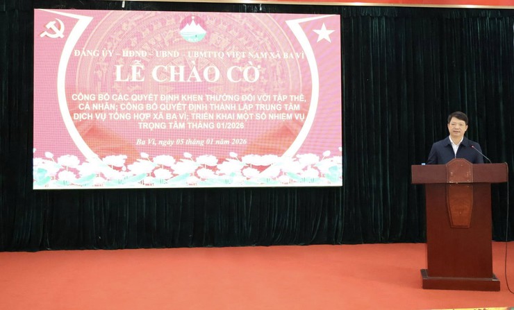 Xã Ba Vì tổ chức lễ chào cờ công bố các quyết định khen thưởng đối với tập thể, cá nhân; Công bố quyết định thành lập Trung tâm Dịch vụ tổng hợp xã Ba Vì; Triển khai một số nhiệm vụ trọng tâm tháng 01/2026- Ảnh 3.