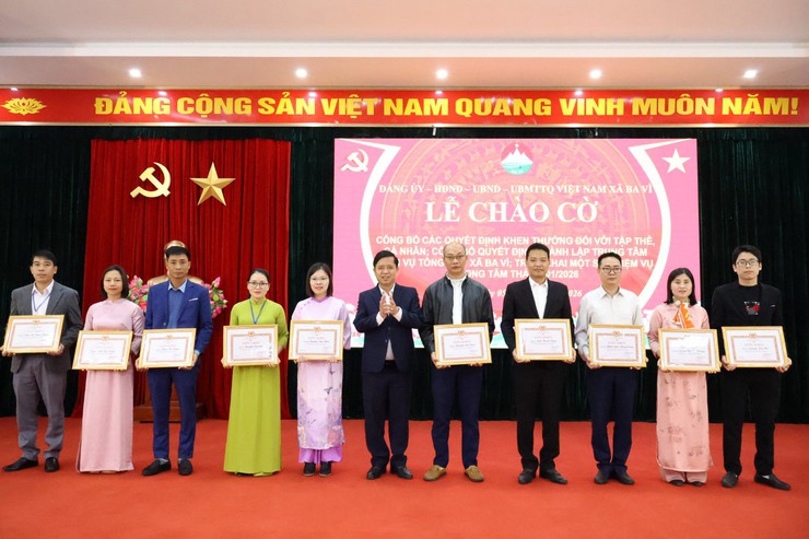 Xã Ba Vì tổ chức lễ chào cờ công bố các quyết định khen thưởng đối với tập thể, cá nhân; Công bố quyết định thành lập Trung tâm Dịch vụ tổng hợp xã Ba Vì; Triển khai một số nhiệm vụ trọng tâm tháng 01/2026- Ảnh 1.