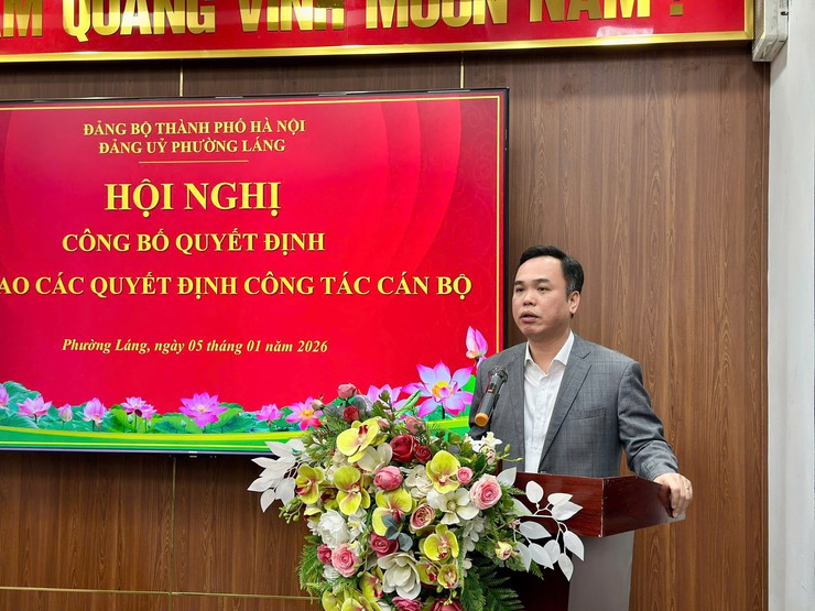 PHƯỜNG LÁNG CÔNG BỐ VÀ TRAO CÁC QUYẾT ĐỊNH VỀ CÔNG TÁC CÁN BỘ- Ảnh 2.