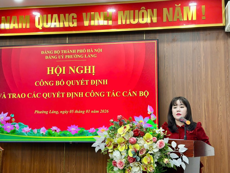 PHƯỜNG LÁNG CÔNG BỐ VÀ TRAO CÁC QUYẾT ĐỊNH VỀ CÔNG TÁC CÁN BỘ- Ảnh 1.