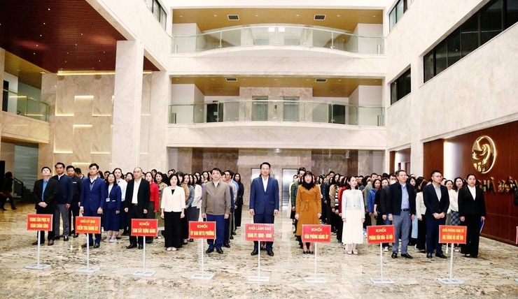 Phường Hà Đông tổ chức nghi lễ chào cờ đầu năm 2026 và triển khai nhiệm vụ trọng tâm tháng 1/2026- Ảnh 1.