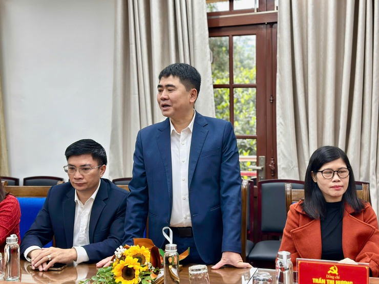 PHƯỜNG LÁNG CÔNG BỐ VÀ TRAO CÁC QUYẾT ĐỊNH VỀ CÔNG TÁC CÁN BỘ- Ảnh 4.