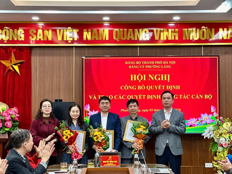 PHƯỜNG LÁNG CÔNG BỐ VÀ TRAO CÁC QUYẾT ĐỊNH VỀ CÔNG TÁC CÁN BỘ- Ảnh 3.