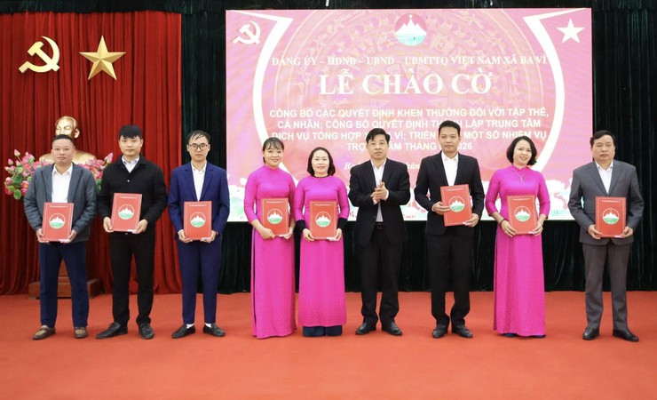 Xã Ba Vì tổ chức lễ chào cờ công bố các quyết định khen thưởng đối với tập thể, cá nhân; Công bố quyết định thành lập Trung tâm Dịch vụ tổng hợp xã Ba Vì; Triển khai một số nhiệm vụ trọng tâm tháng 01/2026- Ảnh 2.