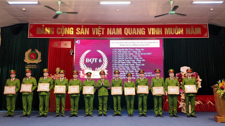 Hội nghị Tổng kết công tác Công an năm 2025 triển khai chương trìinh công tác công an năm 2026- Ảnh 17.